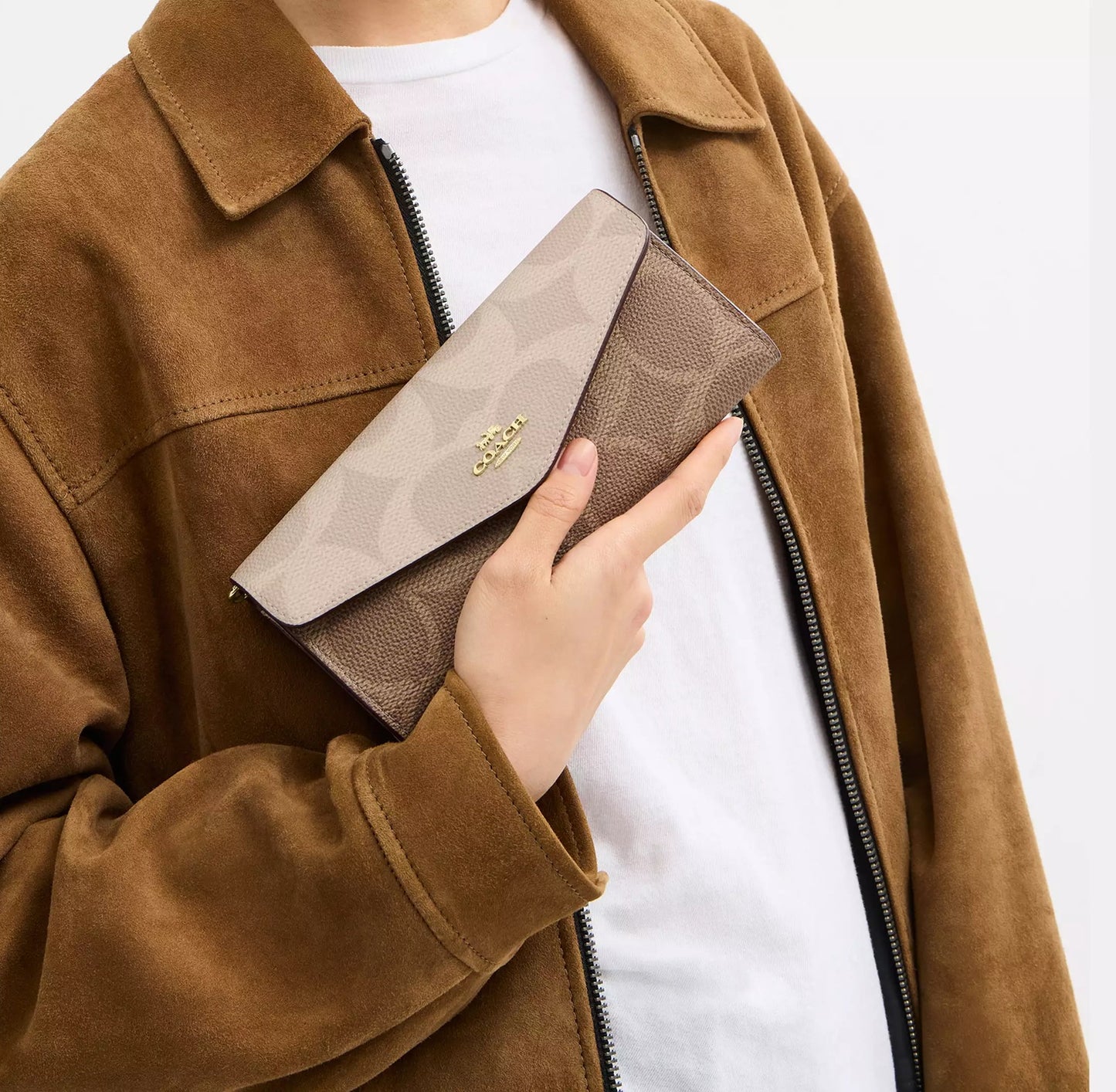 Klare Wallet With Chain In Blocked Signature Canvas Sand Tan Coach