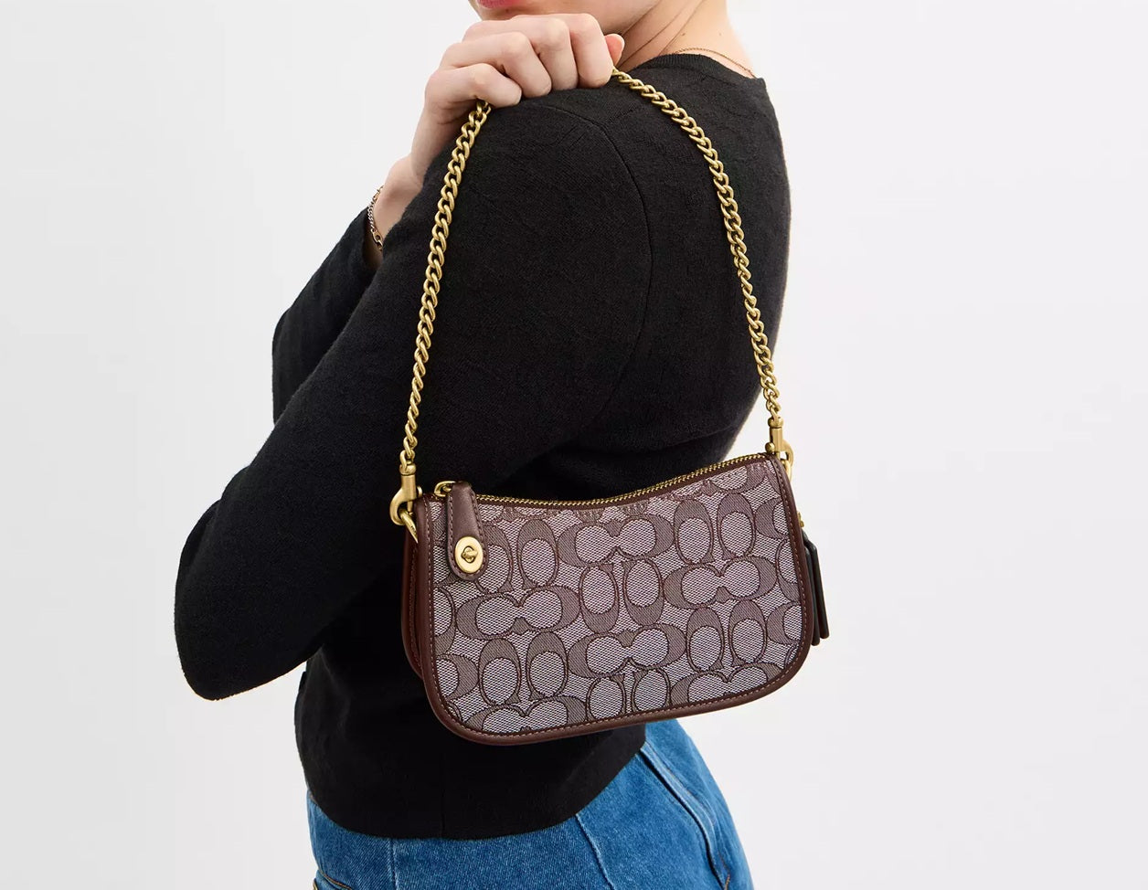 Swinger Bag 20 In Signature Jacquard Oak Maple Coach