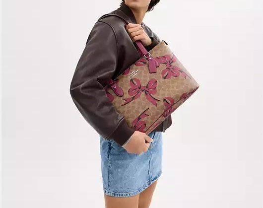 Gallery Tote Bag In Signature Canvas With Bow Print Pink Coach